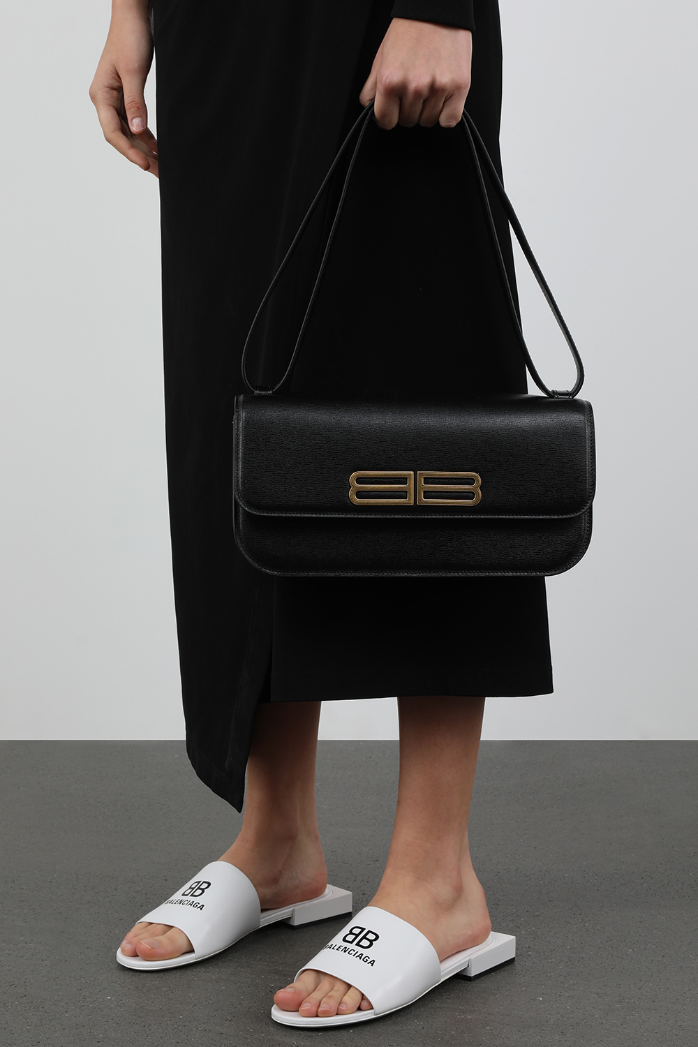 תמונת כל הלוק של תיק כתף גוסיפ שחור